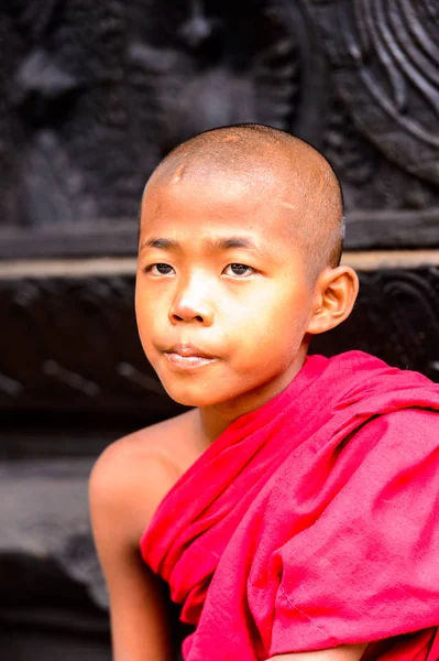 Inwa, Myanmar - 25 Ağustos 2016: Tanımlanamayan Birmanyalı küçük Budist keşiş portresi. Myanma halkının yüzde 68'i Bamar etnik grubuna mensandı