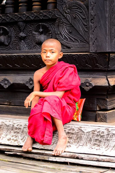 Inwa, Myanmar - 25 Ağustos 2016: Tanımlanamayan Birmanyalı küçük Budist keşiş portresi. Myanma halkının yüzde 68'i Bamar etnik grubuna mensandı