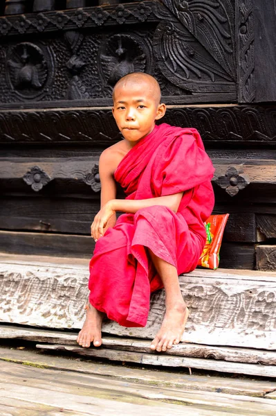 Inwa, Myanmar - 25 Ağustos 2016: Tanımlanamayan Birmanyalı küçük Budist keşiş portresi. Myanma halkının yüzde 68'i Bamar etnik grubuna mensandı