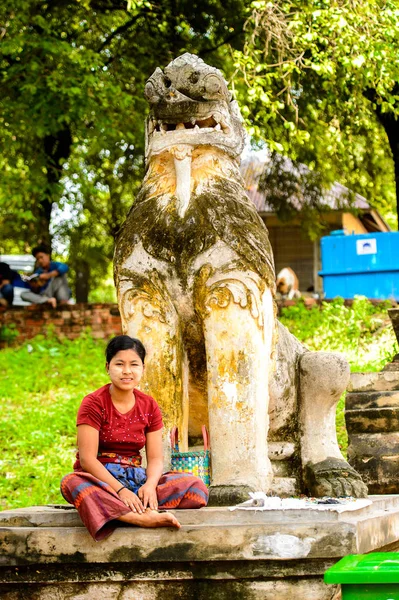 Inwa Myanmar Aug 2016 Unidentified Burmese Woman Sits Statue Cent — Stock Photo, Image