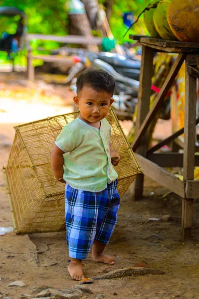 Inwa, Myanmar - 25 Ağustos 2016: Kimliği belirsiz Birmanyalı çocuk kafesi çekiyor. Myanma halkının yüzde 68'i Bamar etnik grubuna mensandı