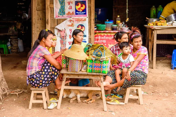 Inwa, Myanmar - 25 Ağustos 2016: Köydeki Yerel Birmanyalı kadınlar.