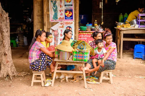 Inwa, Myanmar - 25 Ağustos 2016: Köydeki Yerel Birmanyalı kadınlar.