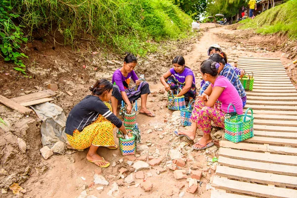 Inwa, Myanmar - 25 Ağustos 2016: Köydeki Yerel Birmanyalı kadınlar.