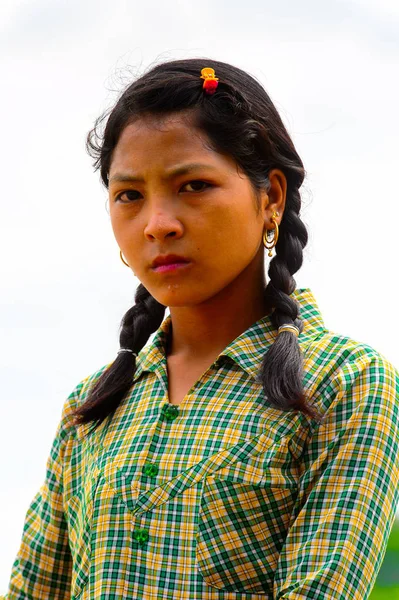 Inwa, Myanmar - 25 Ağustos 2016: Siyah pikkuyruklu tanımlanamayan Birmanyalı kız. Myanma halkının yüzde 68'i Bamar etnik grubuna mensandı