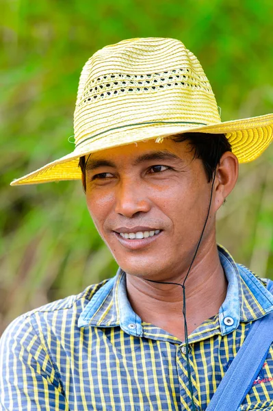 Inwa, Myanmar - 25 Ağustos 2016: Şapkalı kimliği belirsiz Birmanyalı genç adam gülümsüyor. Myanma halkının yüzde 68'i Bamar etnik grubuna mensandı