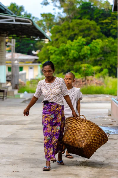 Inwa, Myanmar - 25 Ağustos 2016: Kimliği belirsiz Birmanyalı kadın sepet taşıyor. Myanma halkının yüzde 68'i Bamar etnik grubuna mensandı
