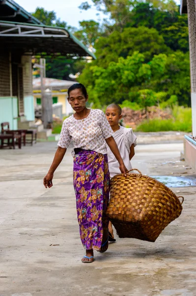 Inwa, Myanmar - 25 Ağustos 2016: Kimliği belirsiz Birmanyalı kadın sepet taşıyor. Myanma halkının yüzde 68'i Bamar etnik grubuna mensandı