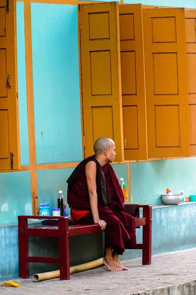 Inwa, Myanmar - 25 Ağustos 2016: Tanımlanamayan Birmanyalı Budist keşiş. Myanma halkının yüzde 68'i Bamar etnik grubuna mensandı