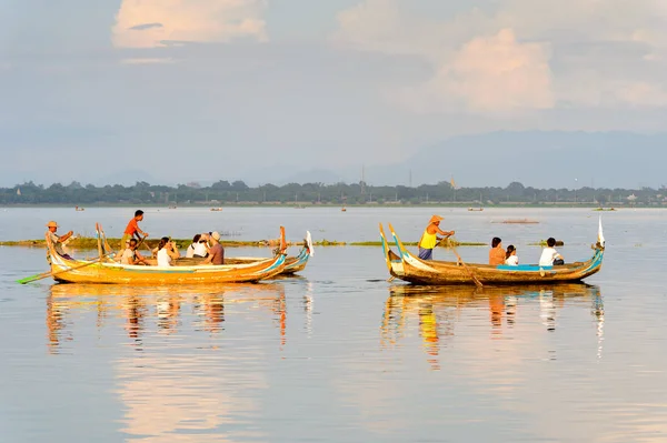 Taungthaman Gölü, Myanmar - 25 Ağustos 2016: Kimliği belirsiz Birmanyalı adam, Myanmar'ın eski başkenti Amarapura yakınlarındaki Taungthaman Gölü üzerinde turistlerle birlikte bir tekneyle yelken açtı