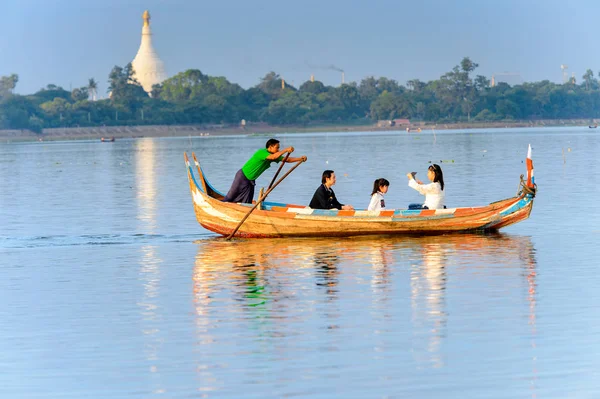 Taungthaman Gölü, Myanmar - 25 Ağustos 2016: Kimliği belirsiz Birmanyalı adam, Myanmar'ın eski başkenti Amarapura yakınlarındaki Taungthaman Gölü üzerinde turistlerle birlikte bir tekneyle yelken açtı