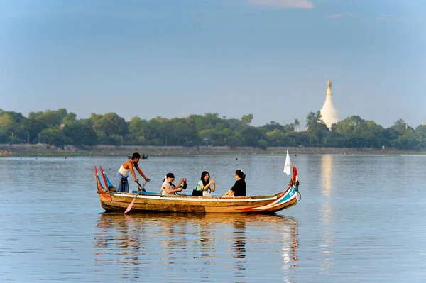 Taungthaman Gölü, Myanmar - 25 Ağustos 2016: Kimliği belirsiz Birmanyalı adam, Myanmar'ın eski başkenti Amarapura yakınlarındaki Taungthaman Gölü üzerinde turistlerle birlikte bir tekneyle yelken açtı
