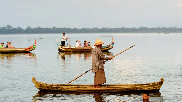 Lago Taungthaman Mianmar Ago 2016 Homem Birmanês Não Identificado Barco — Fotografia de Stock