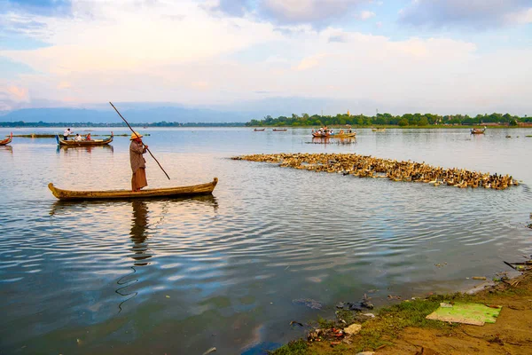 Taungthaman Lake Myanmar Agosto 2016 Uomo Birmano Non Identificato Barca — Foto Stock