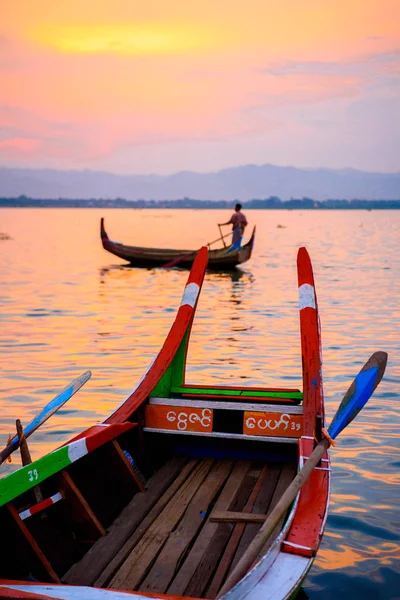 Taungthaman Gölü, Myanmar - 25 Ağustos 2016: Myanmar'ın eski başkenti Amarapura yakınlarındaki Taungthaman Gölü üzerinde tekne