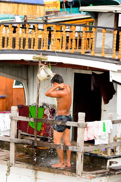 Mandalay, Myanmar - 26 Ağustos 2016: Tanımlanamayan Birmanyalı çocuk duş için bir kova su kullanıyor. Myanma halkının yüzde 68'i Bamar etnik grubuna mensandı
