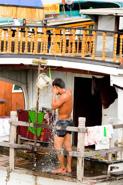 Mandalay, Myanmar - 26 Ağustos 2016: Tanımlanamayan Birmanyalı çocuk duş için bir kova su kullanıyor. Myanma halkının yüzde 68'i Bamar etnik grubuna mensandı