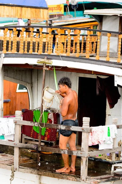 Mandalay, Myanmar - 26 Ağustos 2016: Tanımlanamayan Birmanyalı çocuk duş için bir kova su kullanıyor. Myanma halkının yüzde 68'i Bamar etnik grubuna mensandı
