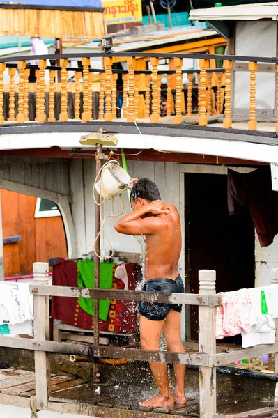 Mandalay Myanmar Ago 2016 Niño Birmano Identificado Usa Cubo Agua — Foto de Stock