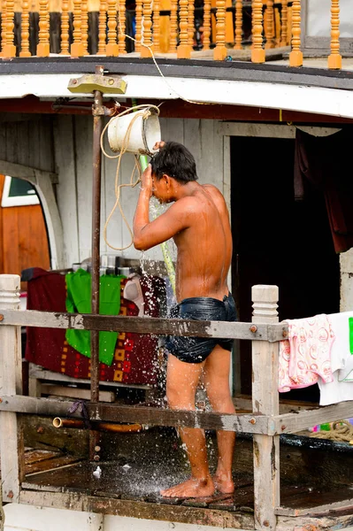 Mandalay, Myanmar - 26 Ağustos 2016: Tanımlanamayan Birmanyalı çocuk duş için bir kova su kullanıyor. Myanma halkının yüzde 68'i Bamar etnik grubuna mensandı