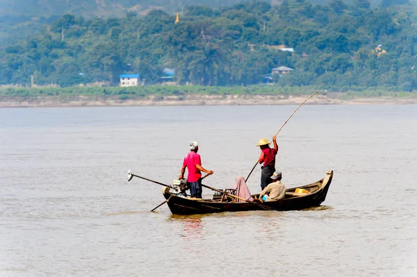 Irrawaddy Nehri, Myanmar - 26 Ağustos 2016: Irrawaddy Nehri üzerinde ahşap bir teknede tanımlanamayan Birmanya peope, Myanmar. Bu en büyük rive ve en önemli ticari su yolu