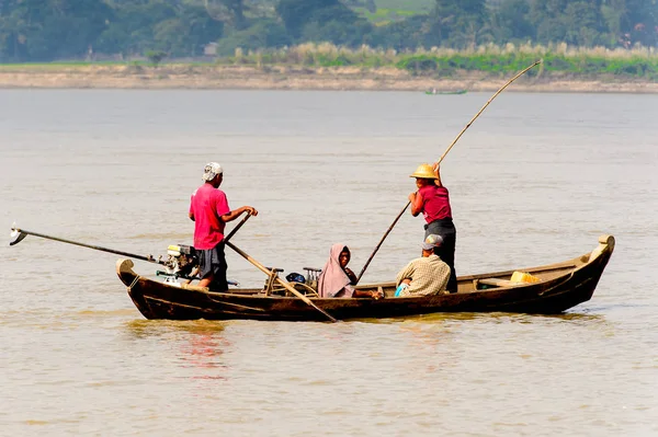 Irrawaddy Nehri, Myanmar - 26 Ağustos 2016: Irrawaddy Nehri üzerinde ahşap bir teknede tanımlanamayan Birmanya peope, Myanmar. Bu en büyük rive ve en önemli ticari su yolu