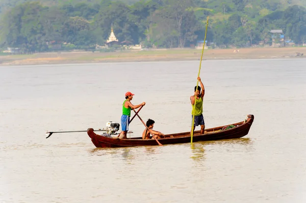 Irrawaddy River Myanmar Aug 2016 Unidentified Burmese Peope Wooden Boat — Stock Photo, Image