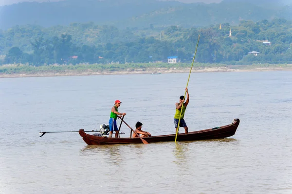 Irrawaddy Nehri, Myanmar - 26 Ağustos 2016: Irrawaddy Nehri üzerinde ahşap bir teknede tanımlanamayan Birmanya peope, Myanmar. Bu en büyük rive ve en önemli ticari su yolu