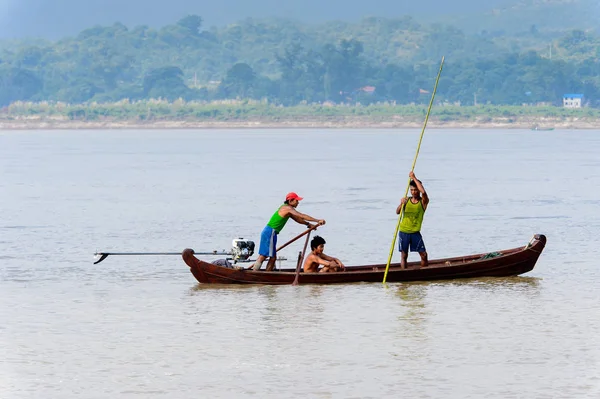 Irrawaddy Nehri, Myanmar - 26 Ağustos 2016: Irrawaddy Nehri üzerinde ahşap bir teknede tanımlanamayan Birmanya peope, Myanmar. Bu en büyük rive ve en önemli ticari su yolu