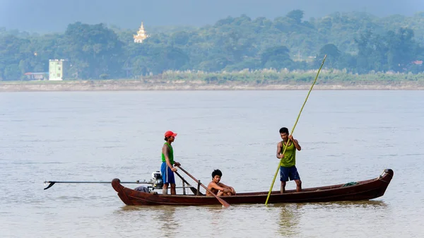 Irrawaddy Nehri, Myanmar - 26 Ağustos 2016: Irrawaddy Nehri üzerinde ahşap bir teknede tanımlanamayan Birmanya peope, Myanmar. Bu en büyük rive ve en önemli ticari su yolu