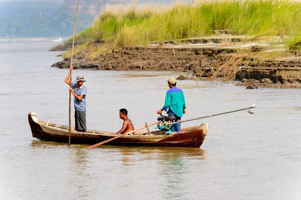 Irrawaddy Nehri, Myanmar - 26 Ağustos 2016: Irrawaddy Nehri üzerinde ahşap bir teknede tanımlanamayan Birmanya peope, Myanmar. Bu en büyük rive ve en önemli ticari su yolu