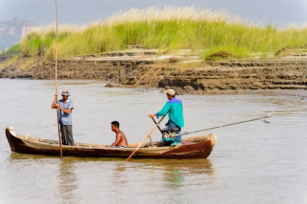 Irrawaddy Nehri, Myanmar - 26 Ağustos 2016: Irrawaddy Nehri üzerinde ahşap bir teknede tanımlanamayan Birmanya peope, Myanmar. Bu en büyük rive ve en önemli ticari su yolu