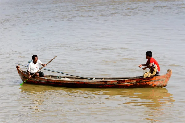 Irrawaddy Nehri, Myanmar - 26 Ağustos 2016: Irrawaddy Nehri üzerinde tekne, Myanmar. Bu en büyük rive ve en önemli ticari su yolu