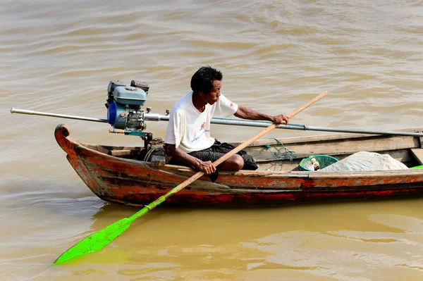 Irrawaddy Nehri, Myanmar - 26 Ağustos 2016: Irrawaddy Nehri üzerinde ahşap bir teknede tanımlanamayan Birmanyalı adam, Myanmar. Bu en büyük rive ve en önemli ticari su yolu