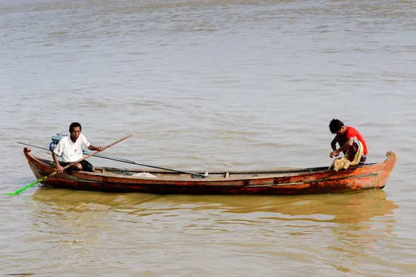 Irrawaddy Nehri, Myanmar - 26 Ağustos 2016: Irrawaddy Nehri üzerinde tekne, Myanmar. Bu en büyük rive ve en önemli ticari su yolu