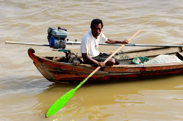 Irrawaddy Nehri, Myanmar - 26 Ağustos 2016: Irrawaddy Nehri üzerinde ahşap bir teknede tanımlanamayan Birmanyalı adam, Myanmar. Bu en büyük rive ve en önemli ticari su yolu