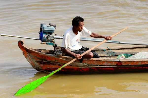 Irrawaddy Nehri, Myanmar - 26 Ağustos 2016: Irrawaddy Nehri üzerinde ahşap bir teknede tanımlanamayan Birmanyalı adam, Myanmar. Bu en büyük rive ve en önemli ticari su yolu