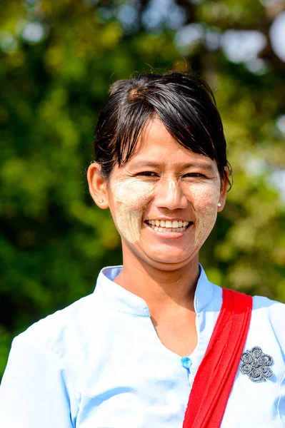 Mingun, Myanmar - 26 Ağustos 2016: Yüzü tanımlanamayan Birmanyalı kadın. Myanma halkının yüzde 68'i Bamar etnik grubuna mensandı