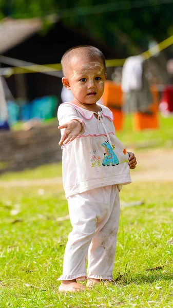 Mingun, Myanmar - 26 Ağustos 2016: Tanımlanamayan birmanyalı küçük kız, yanakları boyalı. Myanma halkının yüzde 68'i Bamar etnik grubuna mensandı