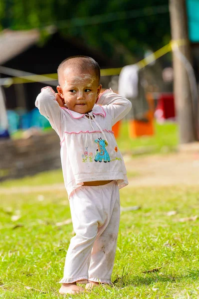 Mingun Myanmar Agosto 2016 Niña Birmana Identificada Con Las Mejillas —  Fotos de Stock