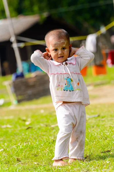 Mingun Myanmar Agosto 2016 Niña Birmana Identificada Con Las Mejillas — Foto de Stock