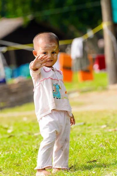 Mingun Myanmar Agosto 2016 Niña Birmana Identificada Con Las Mejillas —  Fotos de Stock