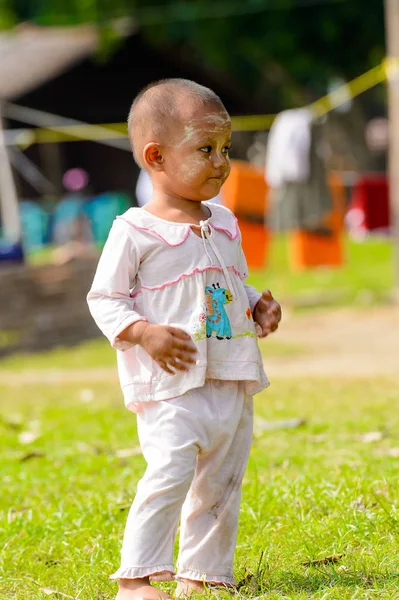 Mingun, Myanmar - 26 Ağustos 2016: Tanımlanamayan birmanyalı küçük kız, yanakları boyalı. Myanma halkının yüzde 68'i Bamar etnik grubuna mensandı