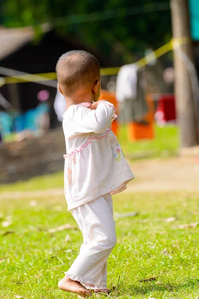 Mingun, Myanmar - 26 Ağustos 2016: Tanımlanamayan birmanyalı küçük kız, yanakları boyalı. Myanma halkının yüzde 68'i Bamar etnik grubuna mensandı