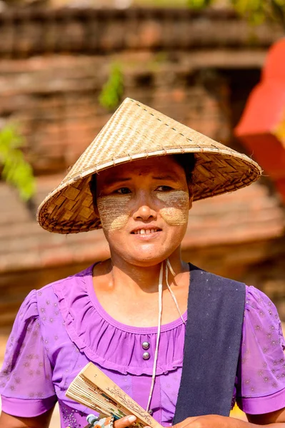 Mingun, Myanmar - 26 Ağustos 2016: Geleneksel şapkalı tanımlanamayan Birmanyalı kadın. Myanma halkının yüzde 68'i Bamar etnik grubuna mensandı