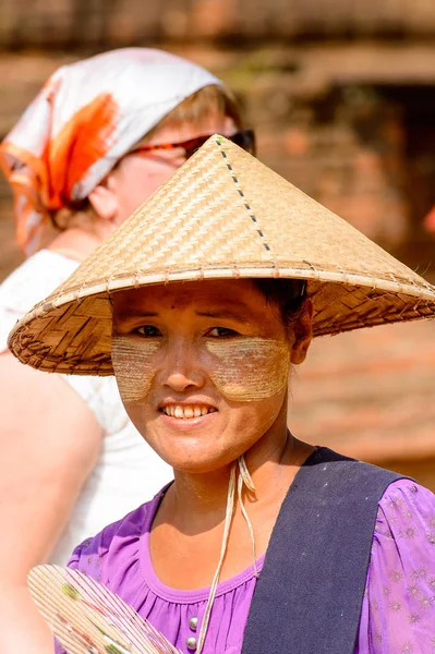 Mingun, Myanmar - 26 Ağustos 2016: Geleneksel şapkalı tanımlanamayan Birmanyalı kadın. Myanma halkının yüzde 68'i Bamar etnik grubuna mensandı