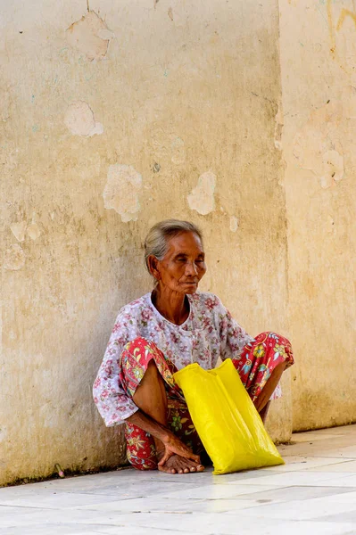 ミャンマー ミングン 2016年8月26日 黄色いバッグを持つ正体不明のビルマ人女性が壁の近くに座っています ミアンマ人の68 はバマール民族グループに属している — ストック写真