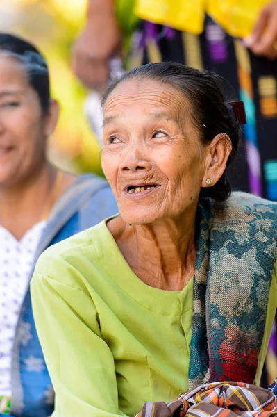 Mingun, Myanmar - 26 Ağustos 2016: Bir tapınakta sigara içen kimliği belirsiz Birmanyalı kadın. Myanma halkının yüzde 68'i Bamar etnik grubuna mensandı