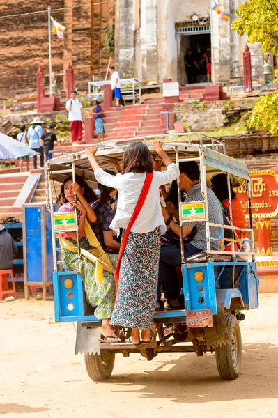 Mingun, Myanmar - 26 Ağustos 2016: Kimliği belirsiz birmanya, aynı arabada birkaç kişi bir arada. Myanma halkının yüzde 68'i Bamar etnik grubuna mensandı