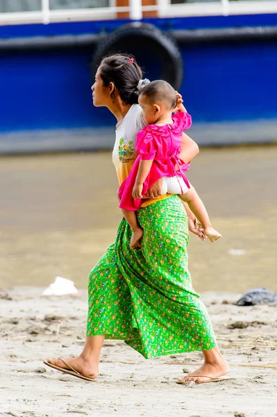 Mingun Myanmar Agosto 2016 Mujer Birmana Identificada Lleva Hijo Espalda —  Fotos de Stock